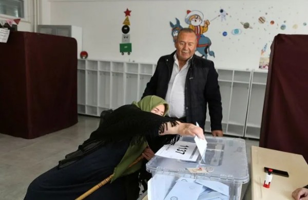 Türkiye sandık başına gitti: Yurdun dört bir yanından seçim manzaraları!